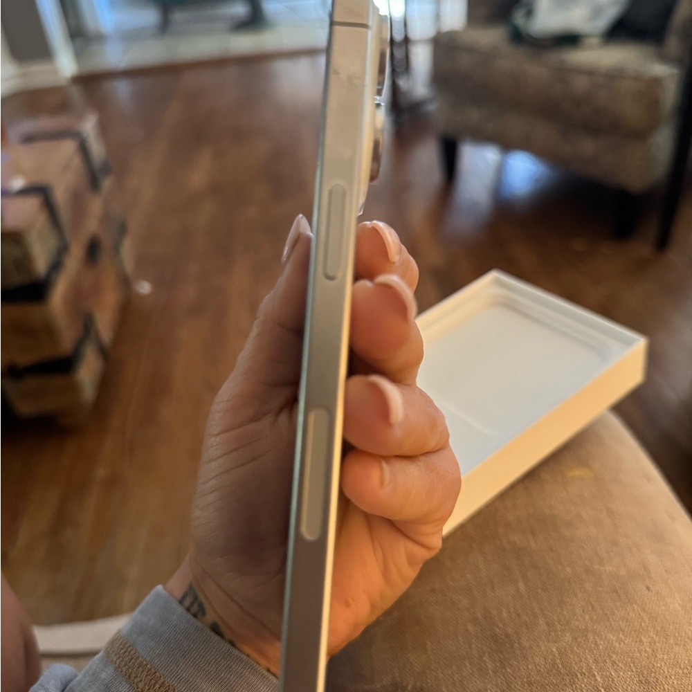 Silver Smartphone - Picture 10 of 13